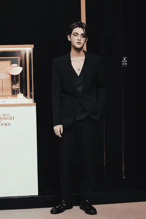 黄明昊西装眼镜杀