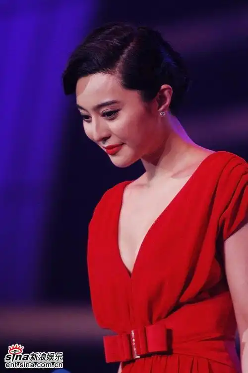 图文:金鸡百花颁奖--范冰冰含蓄低头浅笑