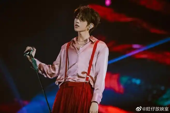 蔡徐坤红色背带裤舞台##蔡徐坤iwannagetlove演唱会舞台