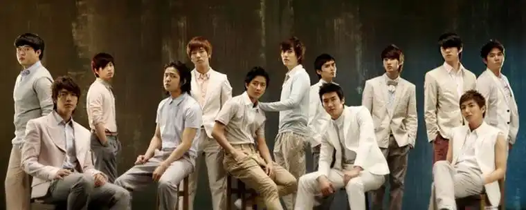 super junior是韩国男子演唱组合,韩庚在2005年作为队员出道,后续还