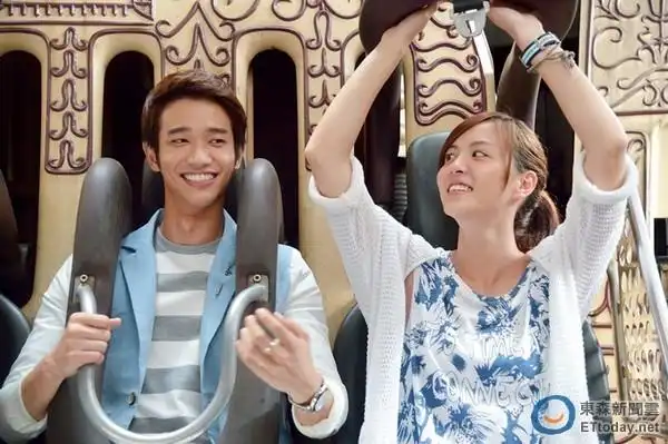 和魏蔓游乐园甜蜜放闪 刘以豪玩大怒神吓到腿软.