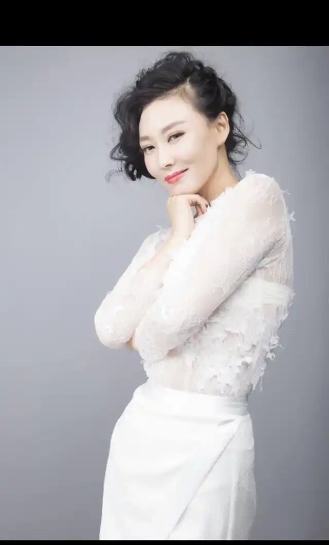 徐千雅,《坐上火车去拉萨》 的演唱者,很会穿衣搭配的一个女人