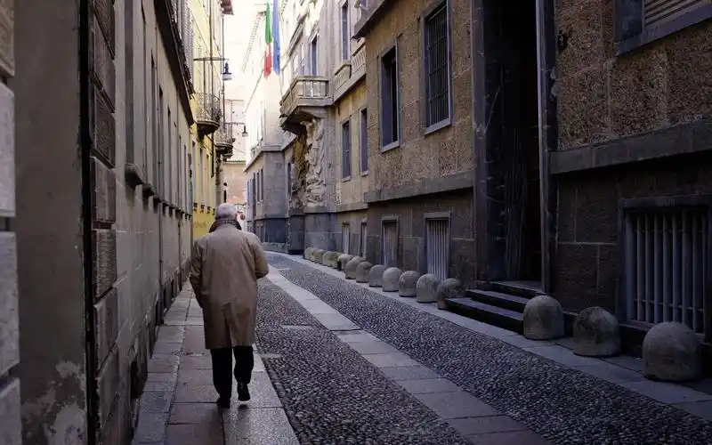 一个孤独沧桑的人