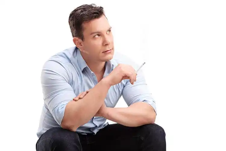 思考_男青年_吸烟_香烟_仰视_隔绝_白色背景_背景