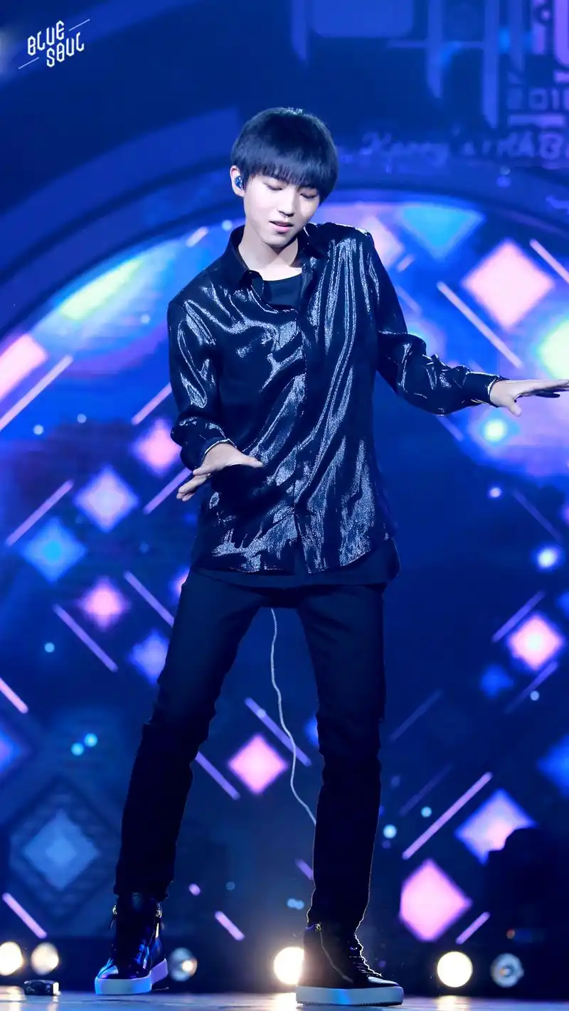 王俊凯跳舞气场全开,王巨撩的黑色诱惑,把控不住啊