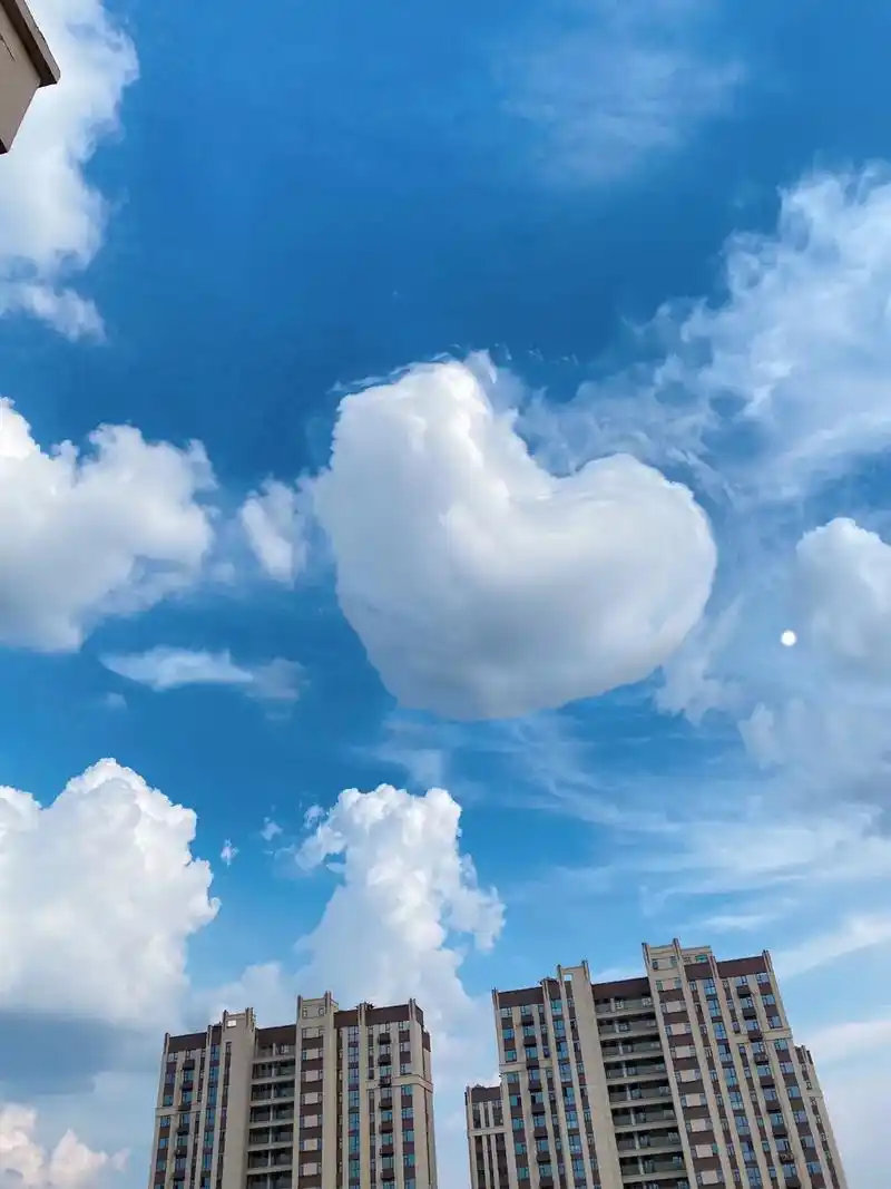 如果有人给你发天空的照片,那一定是想你了,因为"晓看天色暮看 - 抖音