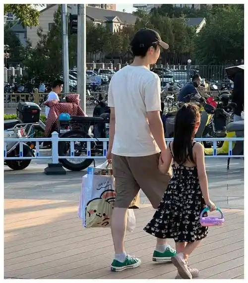 原创董子健开车载女儿上学街头抱抱转圈圈爱女似孙怡