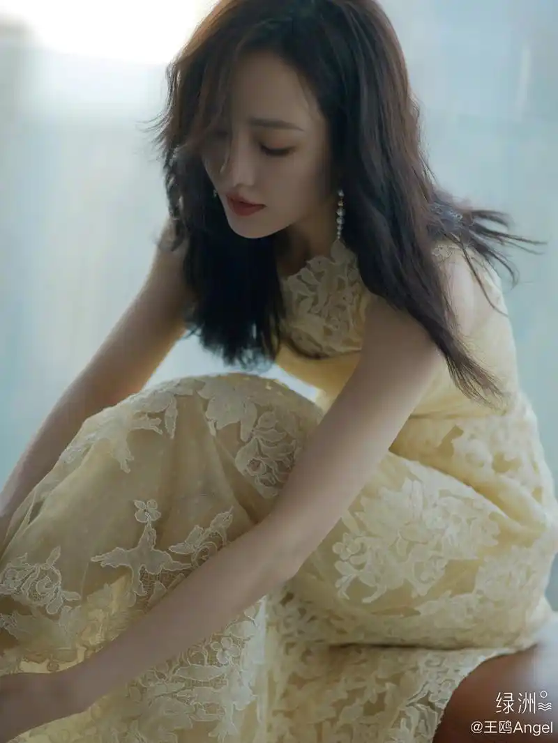 组图:王鸥穿黄色蕾丝连衣裙温婉知性 长发披肩秀纤腰好身材_高清图集