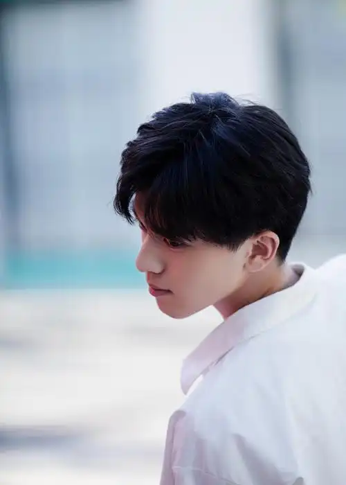 赵英博写真公开 演绎盐系少年风