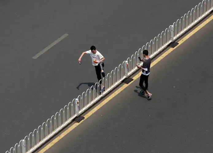 不愿多走100米,一小时20名市民涉险跨栏过马路