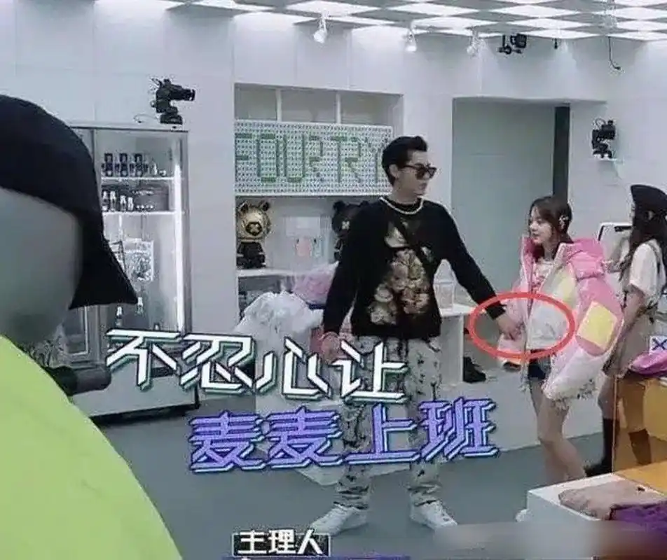 再看吴亦凡和赵今麦的这段互动,为这个17岁的女孩捏把冷汗,当时吴某