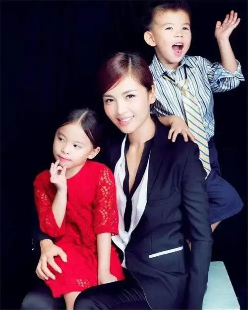刘涛一家近照曝光,儿子像极王珂,女儿长得比妈妈还漂亮!