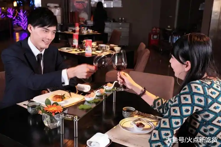 吃西餐点牛排那个"不熟"的鸡蛋, 不要直接吃, 会闹出笑话的