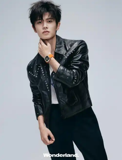 任嘉伦 x@新视线wonderland八月刊封面大片@任嘉伦allen身着白衬衫