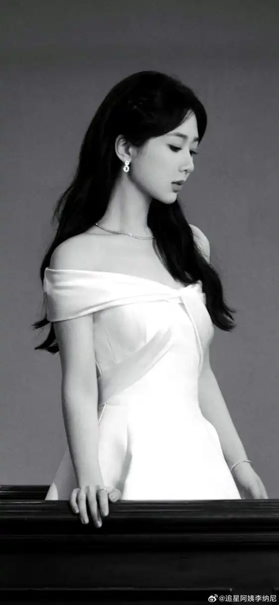杨紫露肩白裙造型太温柔了吧!整个一优雅大气,美得不要不要的!