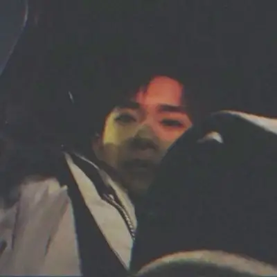 易烊千玺:你追逐光我追逐你背影_男生头像_我要个性网