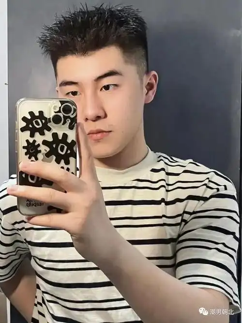 我们可以试试上面这款短飞机头发型,把两边的头发全部剃光,只把中间的