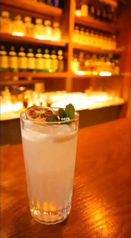 这款鸡尾酒的名字  金菲士"fizz"其实是个拟声词,用来形容液体中气泡