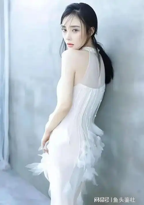 没想到,"做头发"事件才过去6年,李小璐就以"这种姿态"出现