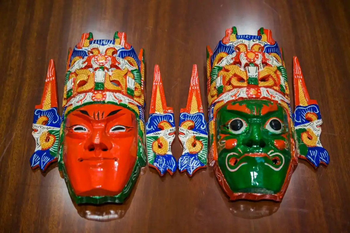 (社会)(6)贵州安顺:精雕细琢的地戏面具