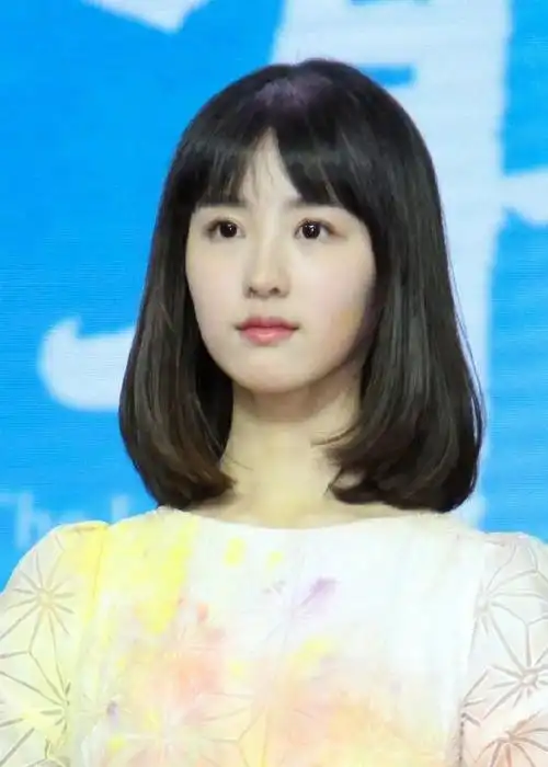 看着这张照片,陈都灵的眼睛真的是那么的明亮,让人心驰神往.