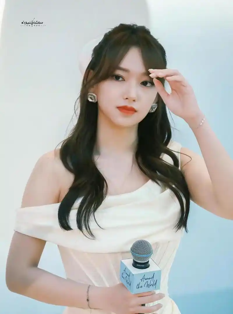 程潇白色露肩长礼服活动照合集