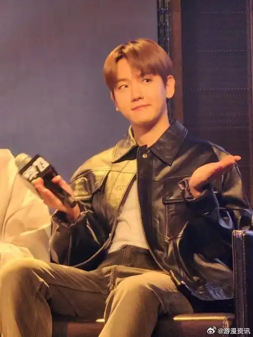 边伯贤摊手##边伯贤和奖杯合照#边伯贤/ez:第一次和大家在现实生活中