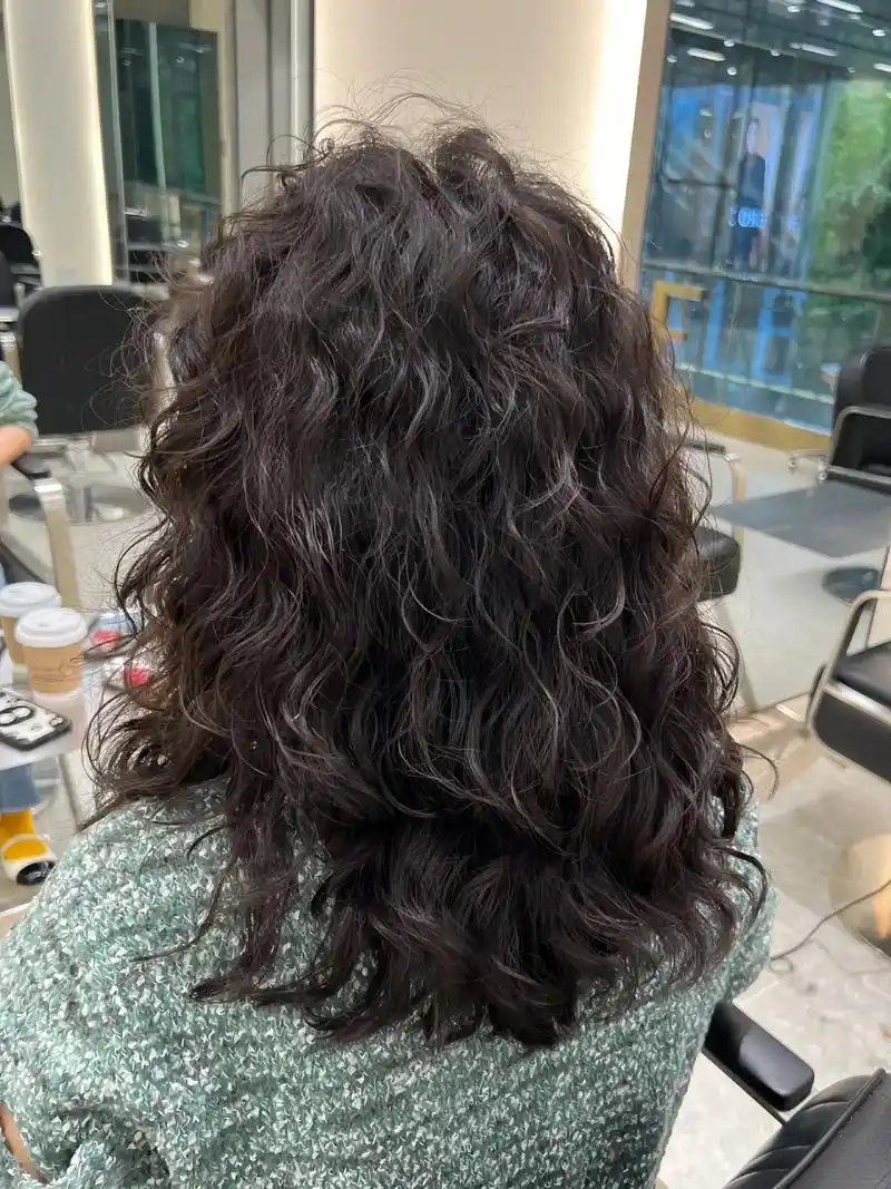 复古港风羊毛卷 这样的头顶够蓬松么.绝对是发量少烫发的首选, - 抖音