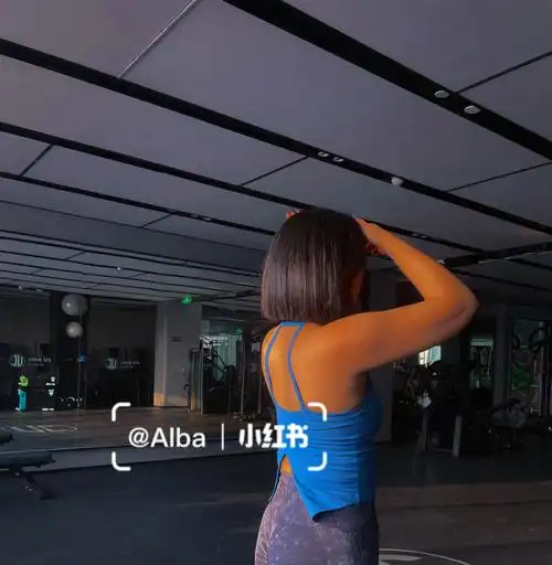 了薄了很多,健身这件事,就是小细节的缝缝补补,肩膀挺一点,腐乳少一点