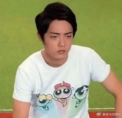 但谁能想到在出道之前,肖战是一个皮肤黝黑的胖子呢?