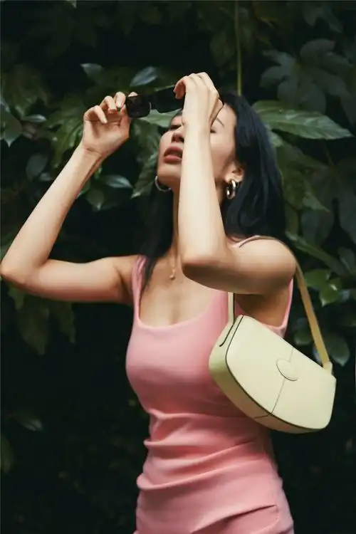 王紫璇晒夏日穿搭,秒变时尚博主!cici 独爱粉色