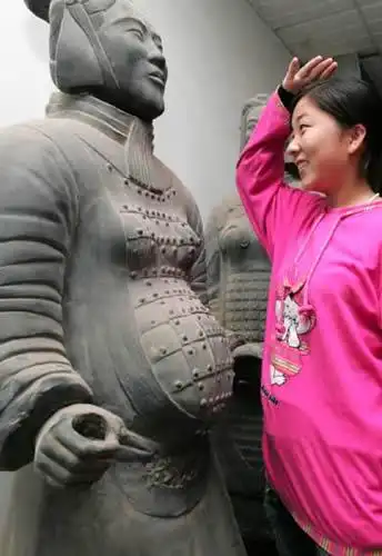 秦俑   近日,在西安市临潼,秦兵马俑博物馆对面的一家秦俑复制展厅里