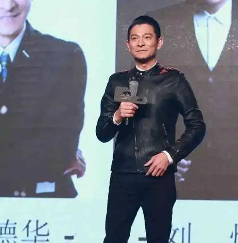 刘德华五款皮衣一款比一款酷帅梳着大背头成熟扎起丸子头俏皮