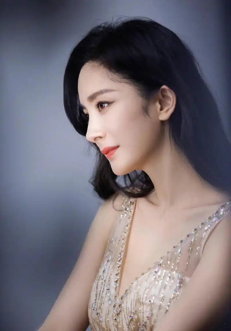 幂幂侧颜真的太美了吧,每一张都是心动啊