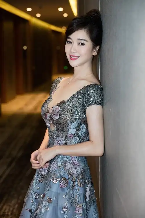 组图:左小青性感深v雪肤吸睛 身材火辣_高清图集_新浪网