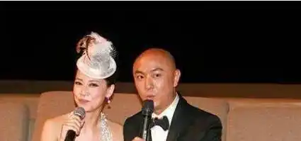 原创54岁张卫健晒照粉碎传言结婚14年与小9岁老婆恩爱如初