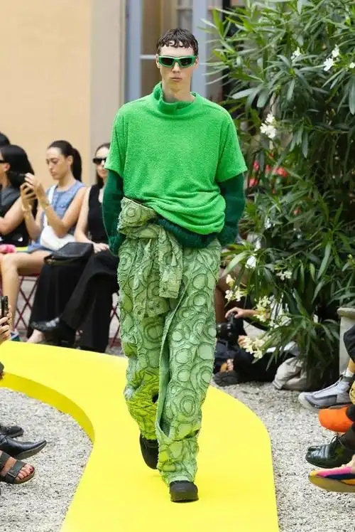 觉得all green太难驾驭,可以试试将穿搭的一部分换成纯色的绿色单品