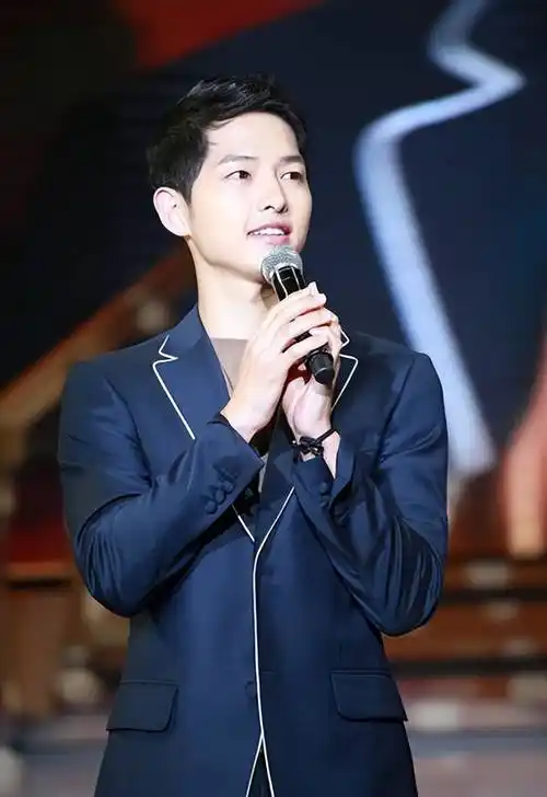 宋仲基lv大秀新造型突破!男人穿裙子也能如此帅气!_时尚_挑战_魅力