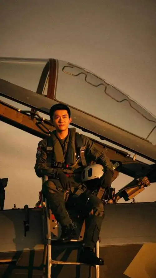 易烊千玺空军壁纸图