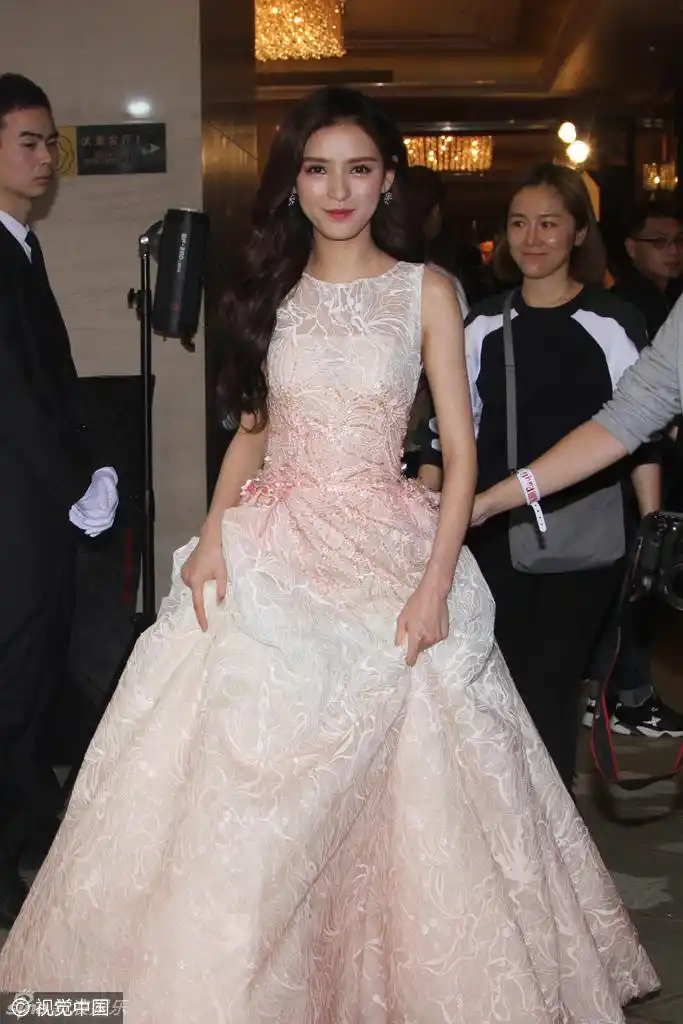 组图:思聪前任张予曦蕾丝裙亮相 恋鲜肉心情好_高清图集_新浪网