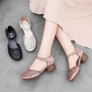 中老年女式一字扣带皮鞋图片