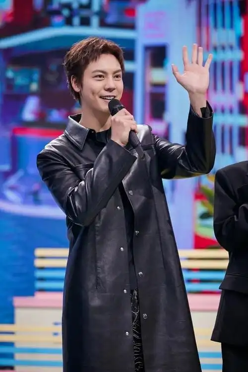 陈伟霆在单亲家庭长大,曾嫌弃母亲没面子,毕业礼上故意避开家人