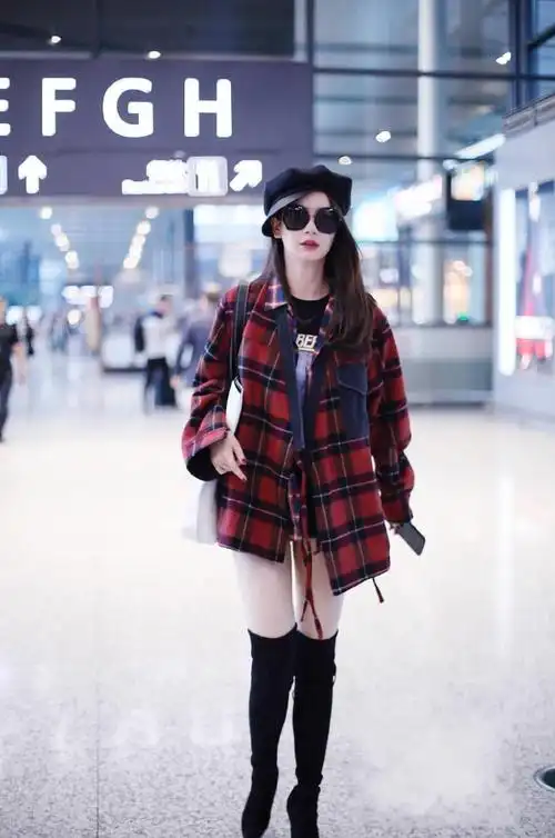 戚薇也太会穿了, 直接长靴配格子衬衫, 腿是真的很长!