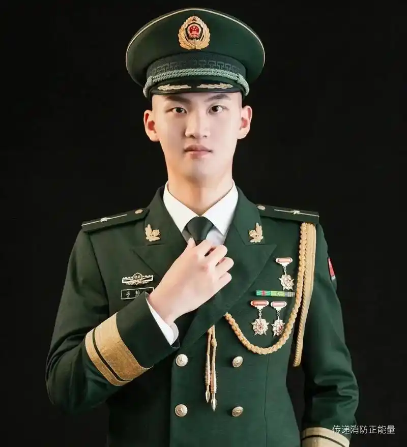 席韬淇,2000年2月出生,湖南省长沙市望城区人祖籍湖南省衡阳市