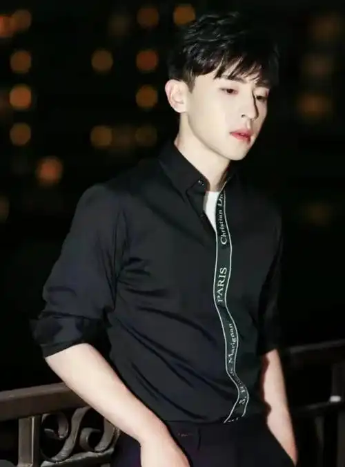 邓伦参加活动(邓伦节目造型活力四射)