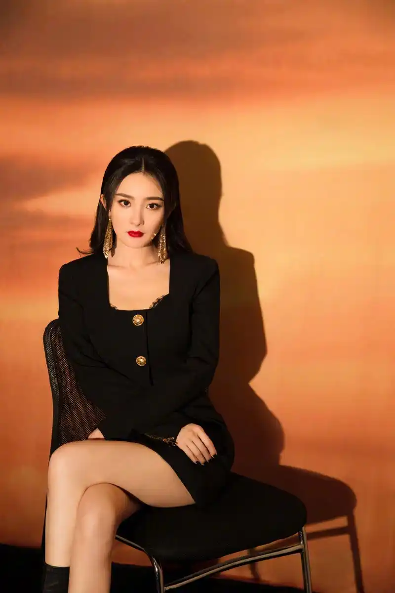 杨幂红唇黑裙优雅性感写真图片211