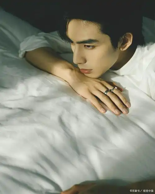 宋威龙谈恋爱,张凌赫粉丝破防,这其中的联系你知道吗?