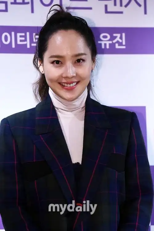 5/8           新浪娱乐讯 12月13日下午,韩国女星柳真在首尔出席了