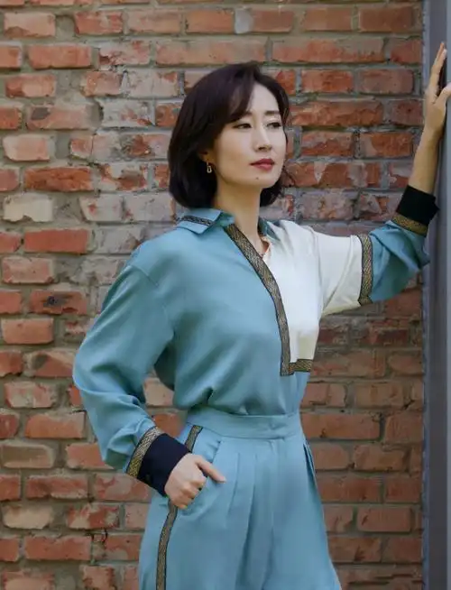 原来刘敏涛这么潮穿拼色衬衫搭蓝色阔腿裤颇有几分韵味