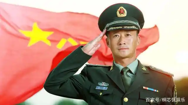 留着一头长发敬礼都不会非要演军人小鲜肉们学学这几位演员吧